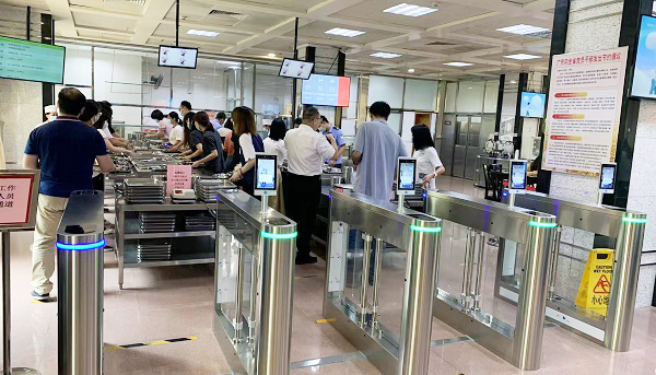 人臉識(shí)別技術(shù)應(yīng)用！校園刷臉門禁系統(tǒng)